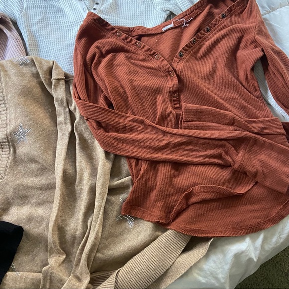 Multi-coloured long sleeve crop top + sweater bundle - Picture 5 of 9